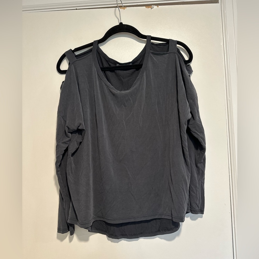 Acemi Women’s Medium Cold Shoulder Soft Dusty Black 3/4 Sleeve Flowy Top.